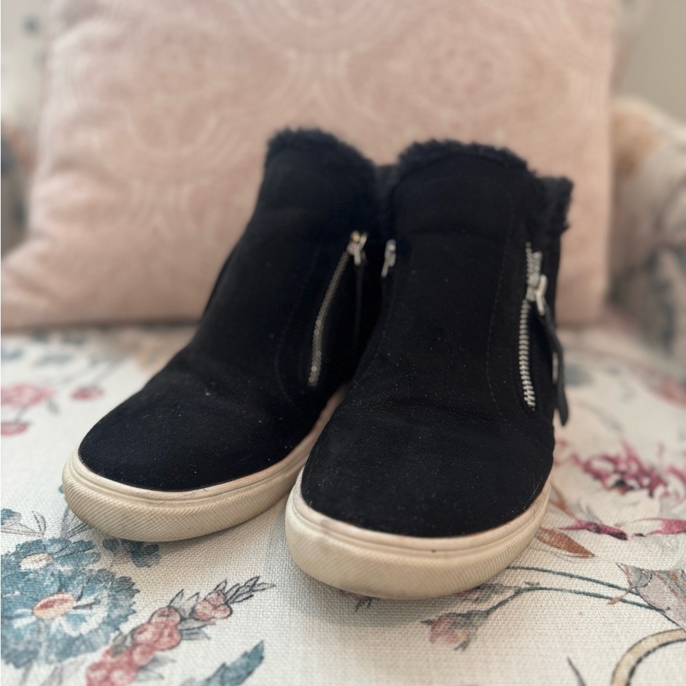 Madden Girl Size 8 Fur Lined Black Sneakers